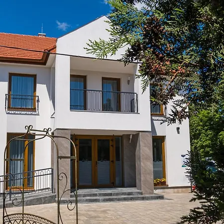 Bed & Breakfast Fuered Centrum Panzio