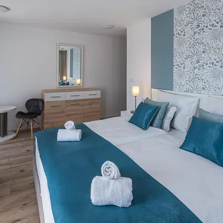 Füred Centrum Panzió Alojamento de Acomodação e Pequeno-almoço 4*