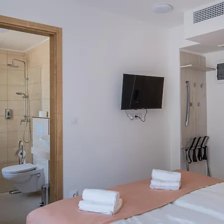 Alojamento de Acomodação e Pequeno-almoço Füred Centrum Panzió 4*