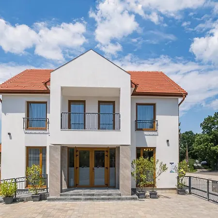 Fuered Centrum Panzio فندق مبيت وإفطار 4*